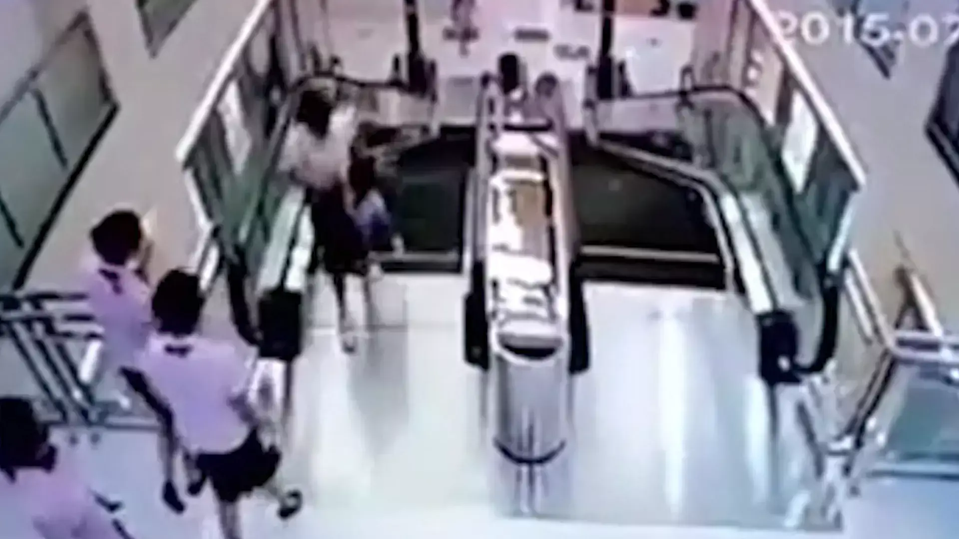 החדשות בדקה | תיעוד: דחפה את בנה כדי להצילו - ונפלה אל מותה