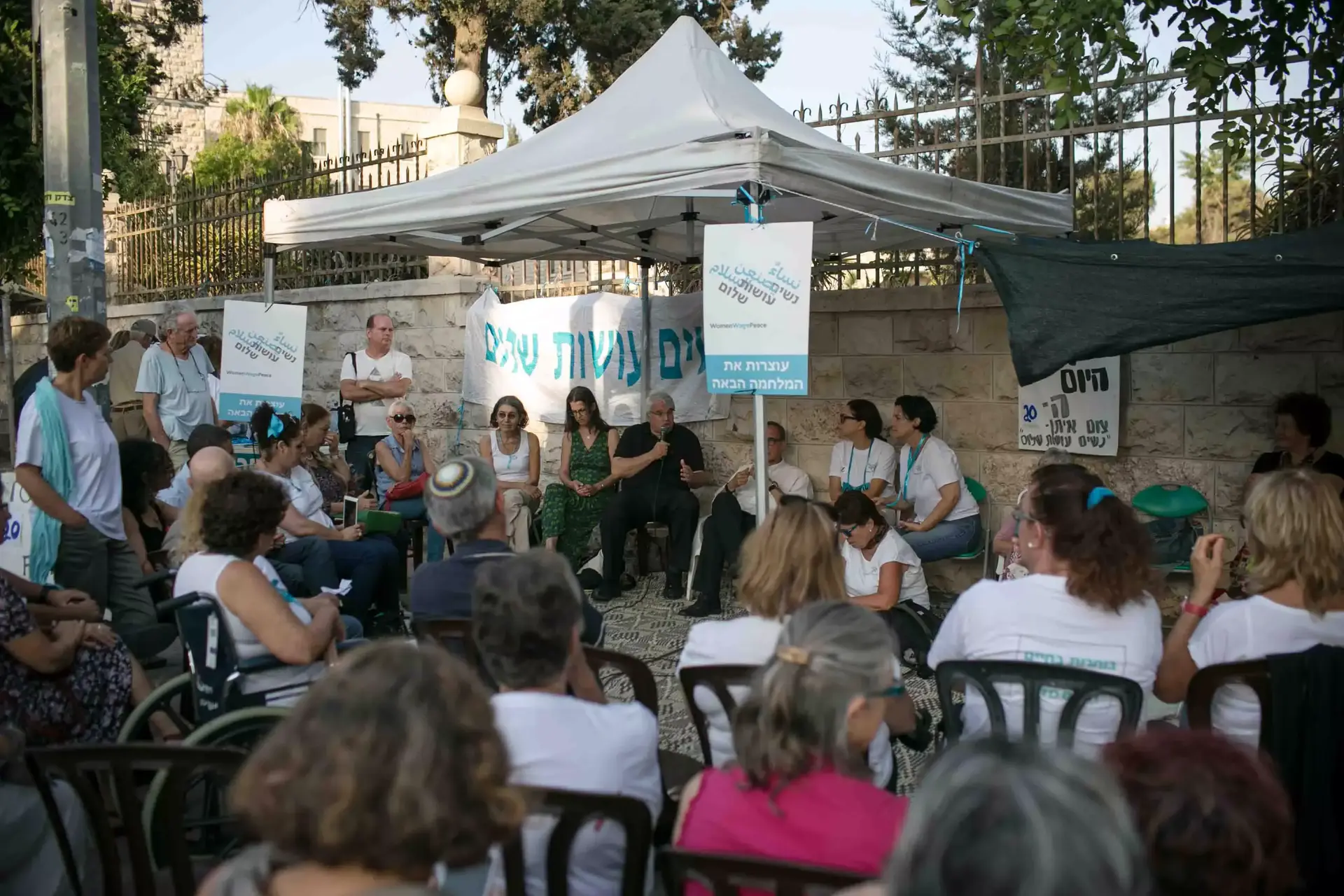 הרצוג במאהל המחאה מול בית נתניהו: "אבו מאזן רבע שעה מכאן"