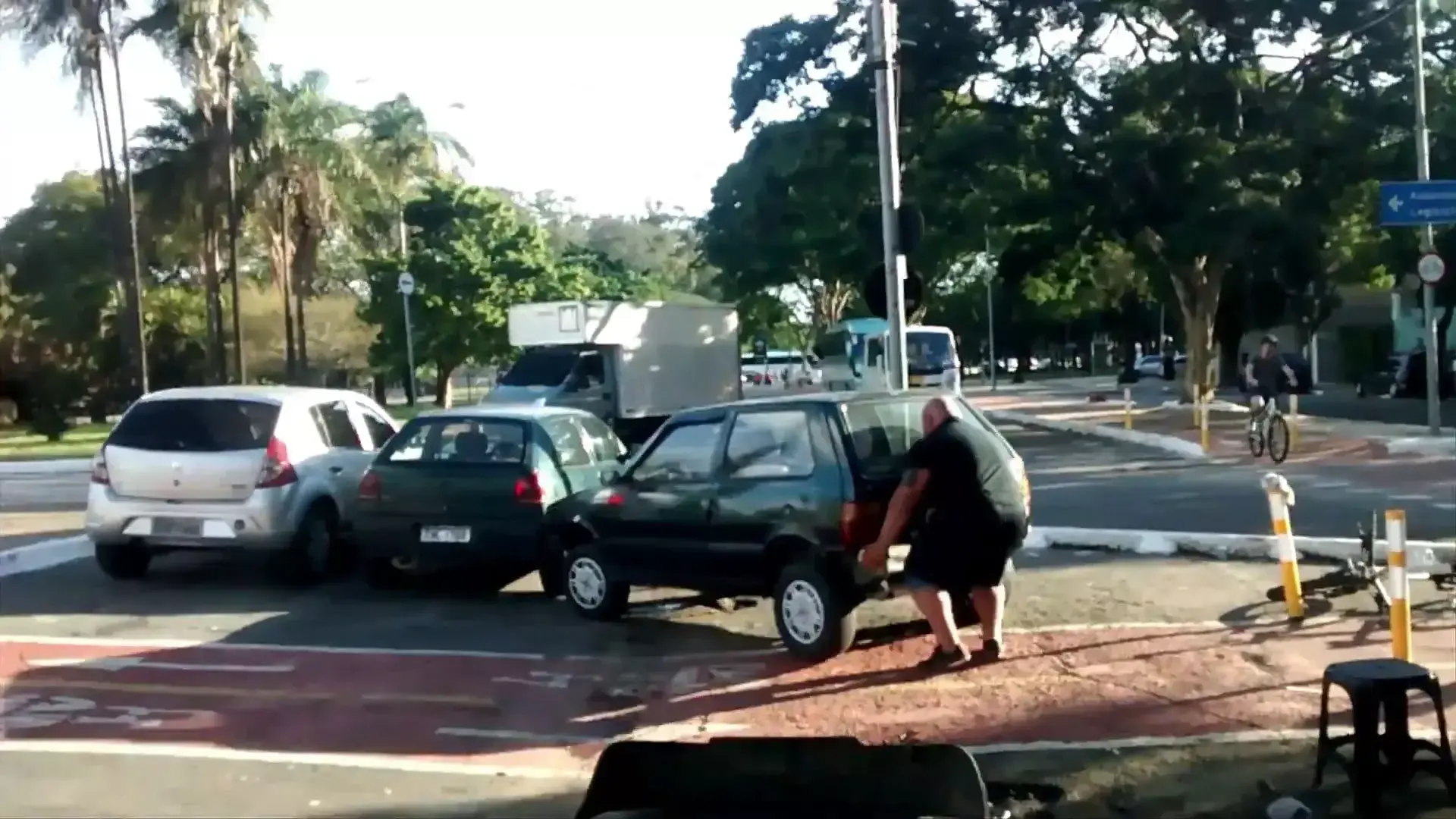 החדשות בדקה: מה עשה רוכב אופניים לרכב שחסם לו את הנתיב?