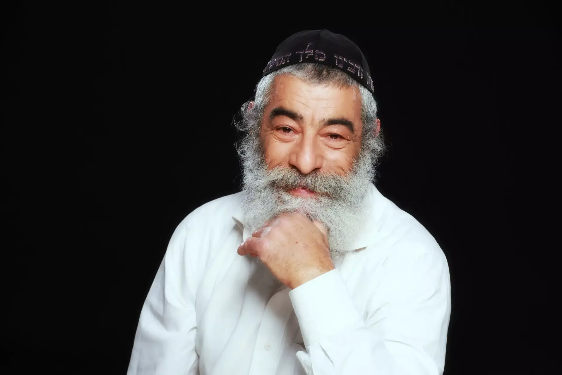 אריאל זילבר שר "מישהו". האזינו