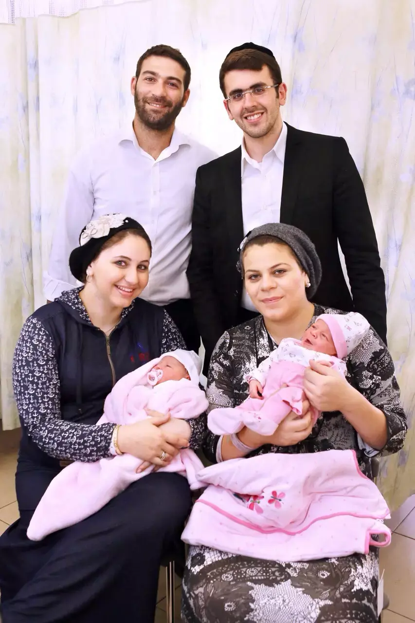 שמחות כפולות: האח והאחות התחתנו יחד, והפכו להורים יחד
