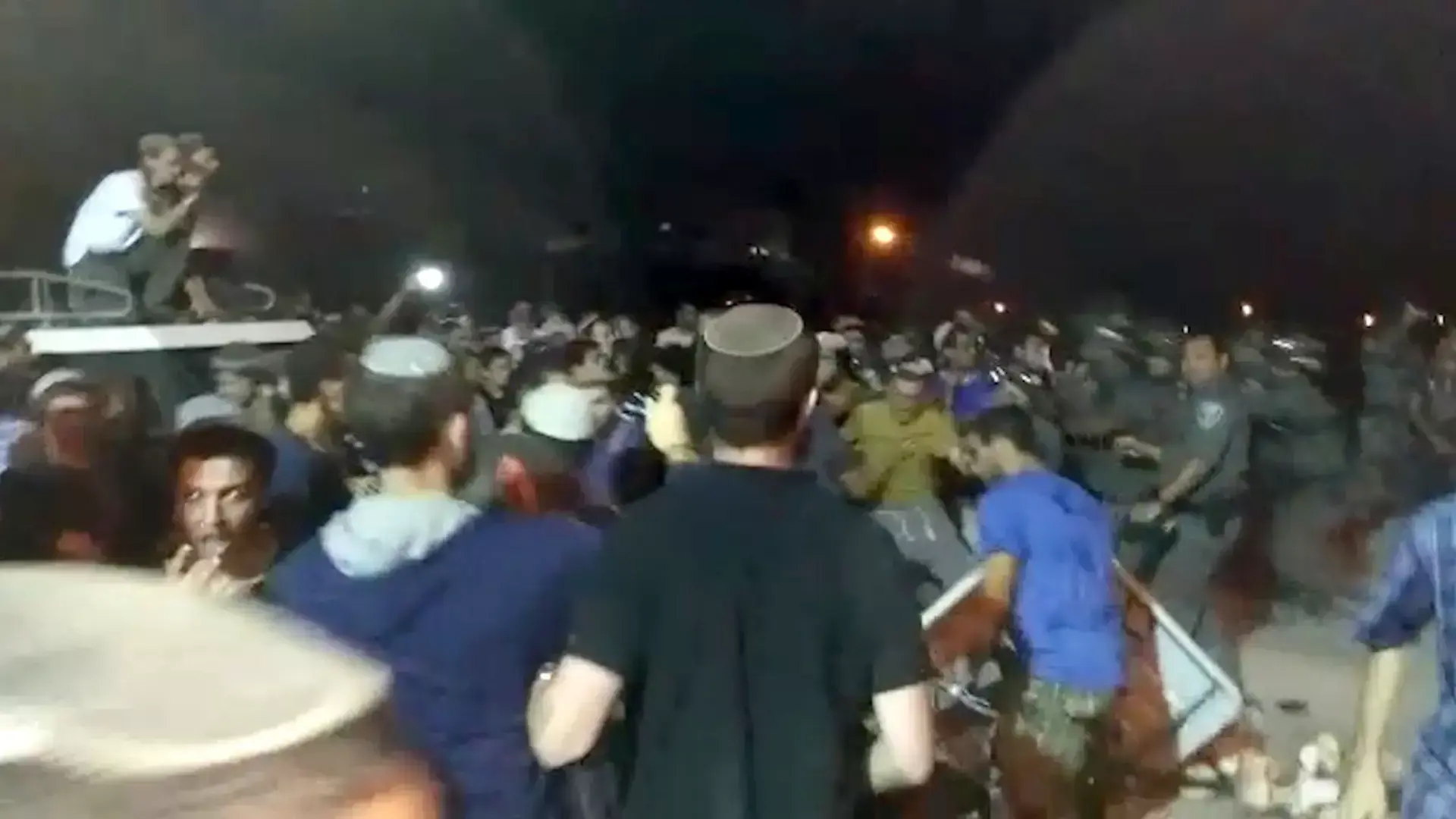 לילה מתוח בבית אל: שוב עימותים בין המתנחלים לשוטרים
