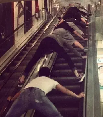 אחרי עוד מקרה מוות: ככה משתמשים היום במדרגות הנעות בסין