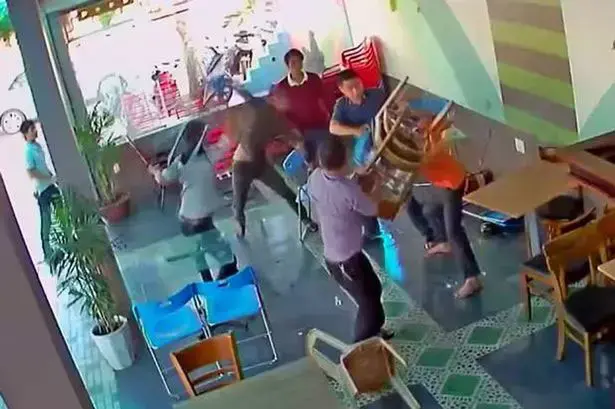 קטטה בין שכנים הסתיימה באשפוז - והכל בגלל ויכוח על ענף עץ