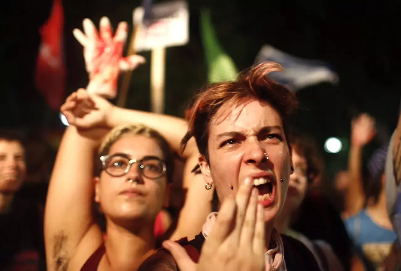 השמאל נלחם על הזכות להתנהג כאספסוף