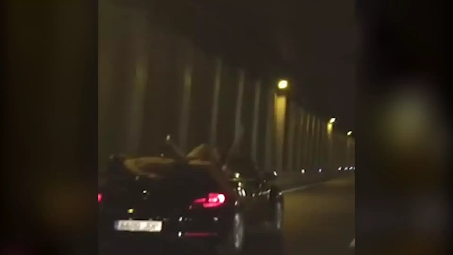 החדשות בדקה: תייר תועד כשהוא שרוע על רכב שנסע בכביש מהיר