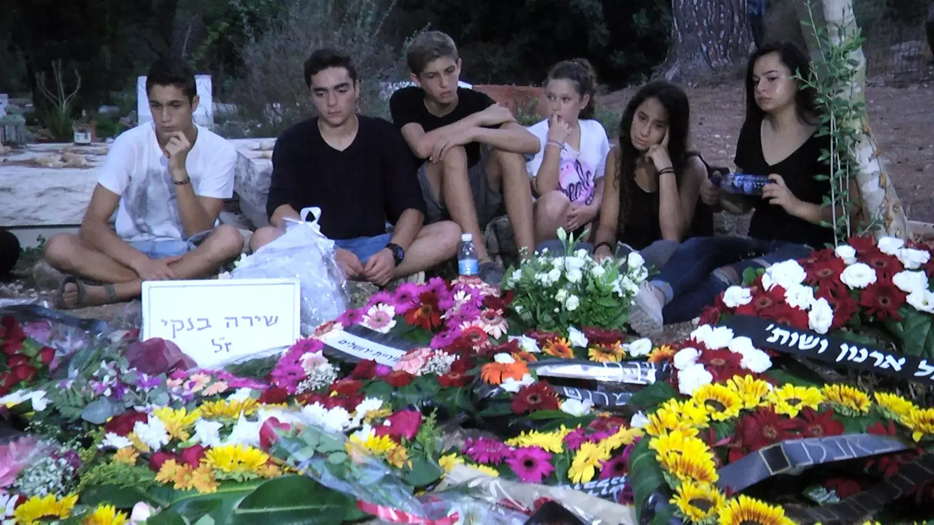 "היופי נרצח על מזבח השנאה": אלפים בהלוויית הנערה שירה בנקי