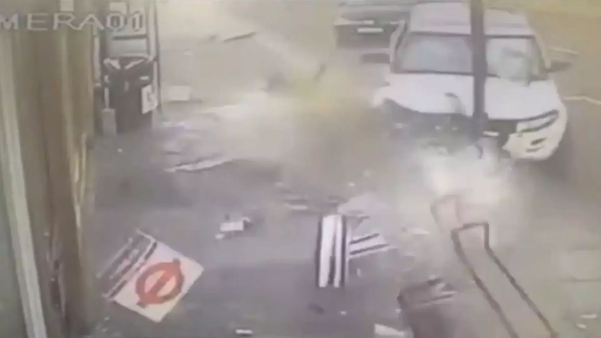 החדשות בדקה | תיעוד: עזב את התחנה שניות לפני שרכב פגע בה