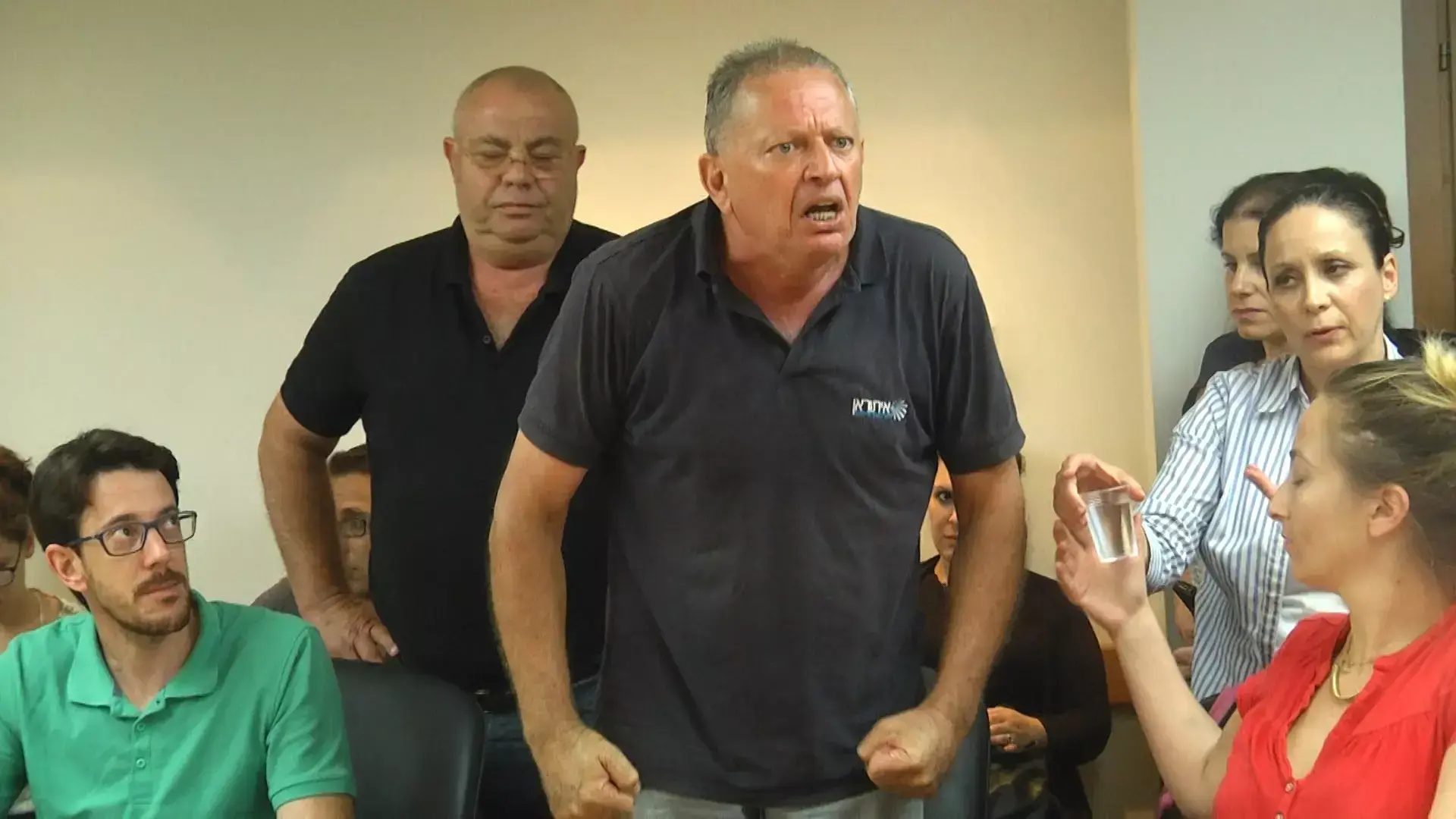 שלטים נגד השר כץ על עסקים בתל אביב: "דורס לי את הפרנסה"