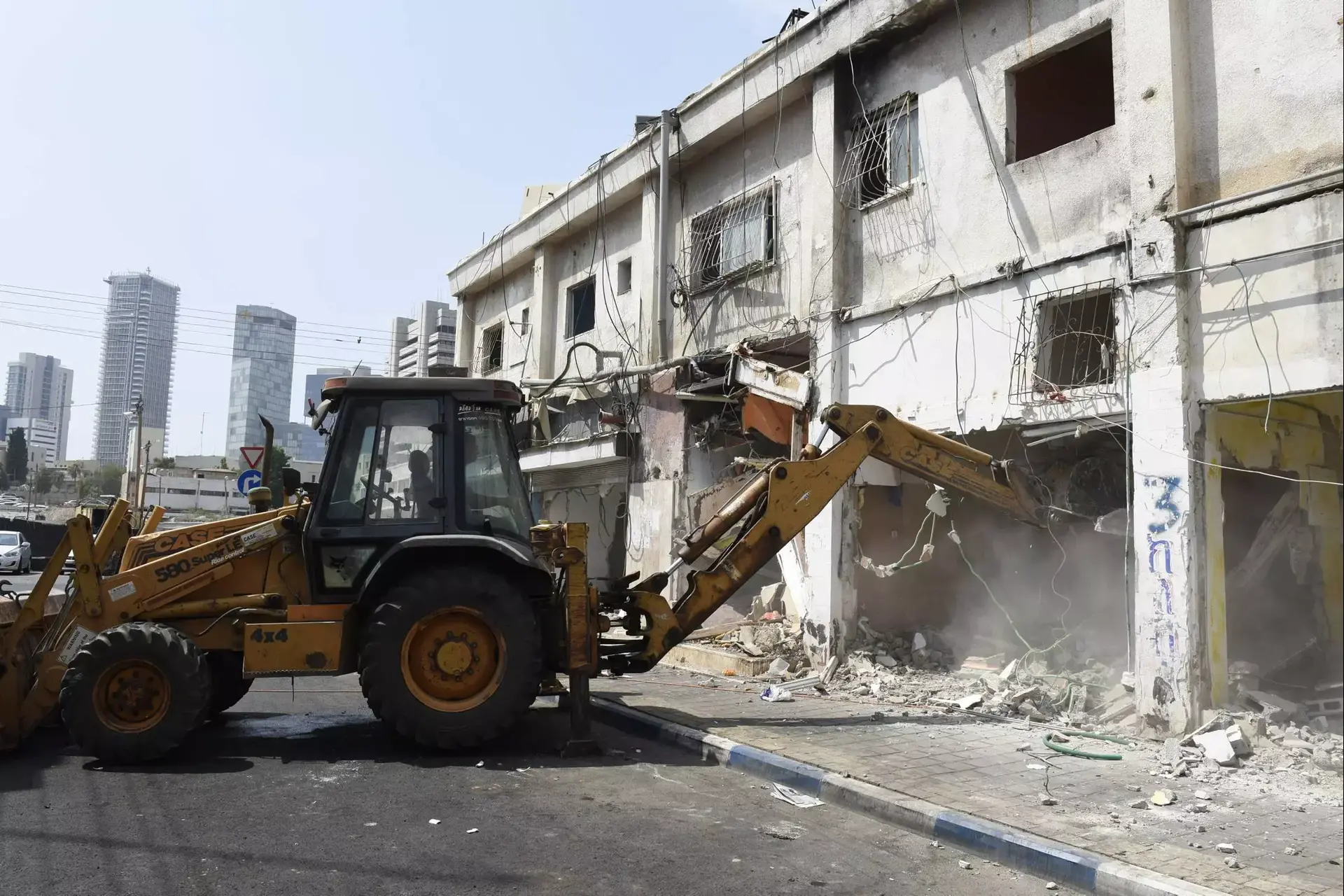 המקום הנמוך ביותר בתל אביב: צפו בהריסות הבניין ברחוב פין 1