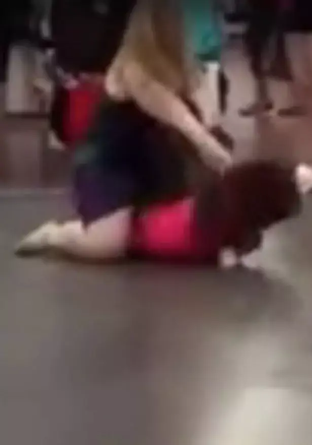 צפו: קטטה אכזרית בין שתי נשים הפכה ללהיט רשת