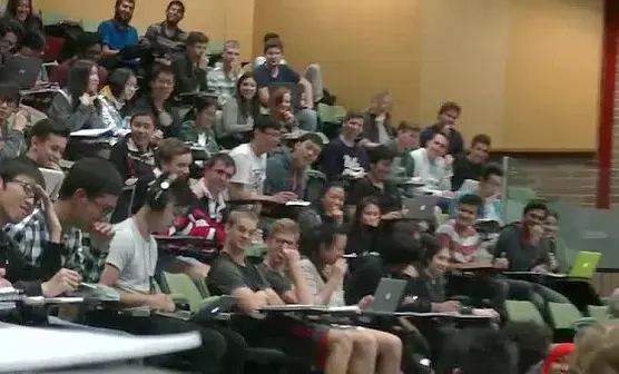 מביך: סטודנט נתפס צופה בפורנו בשיעור - וזה לא מה שאתם חושבים