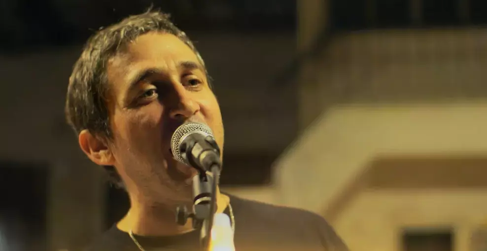 מן אוף נורת' קאנטרי שרה את שיר הנושא של "מה כבר יכול לקרות?!". צפו בקליפ