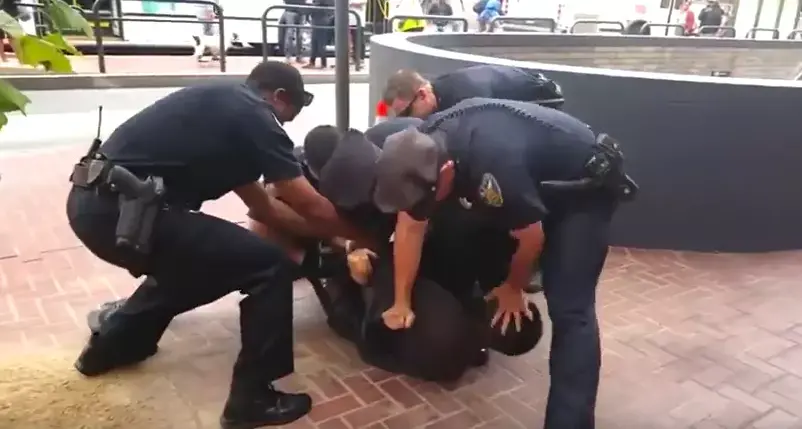 התיעוד שמעורר זעם בארה"ב: שוטרים עוצרים בכוח שחור חסר-רגל