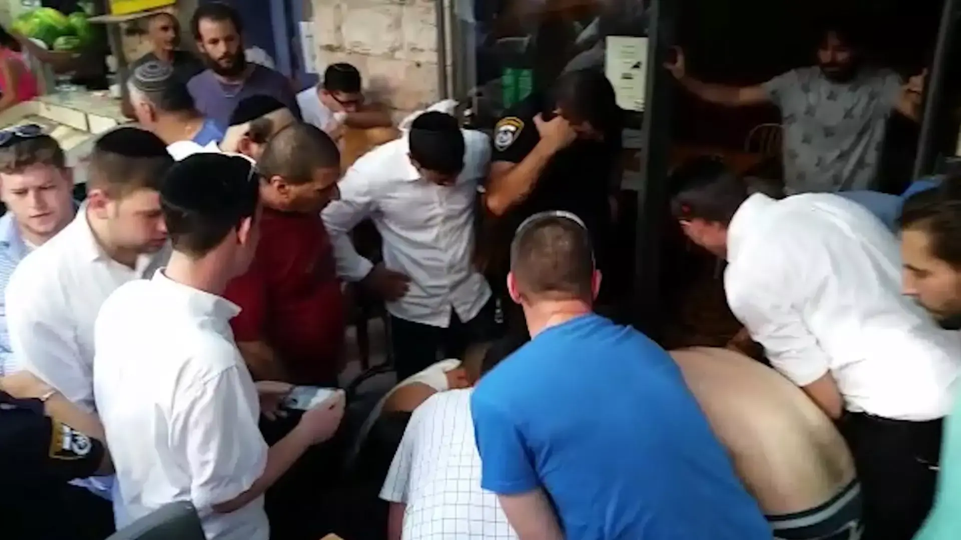 קטטה בשוק מחנה יהודה: חייל ירה בשני צעירים