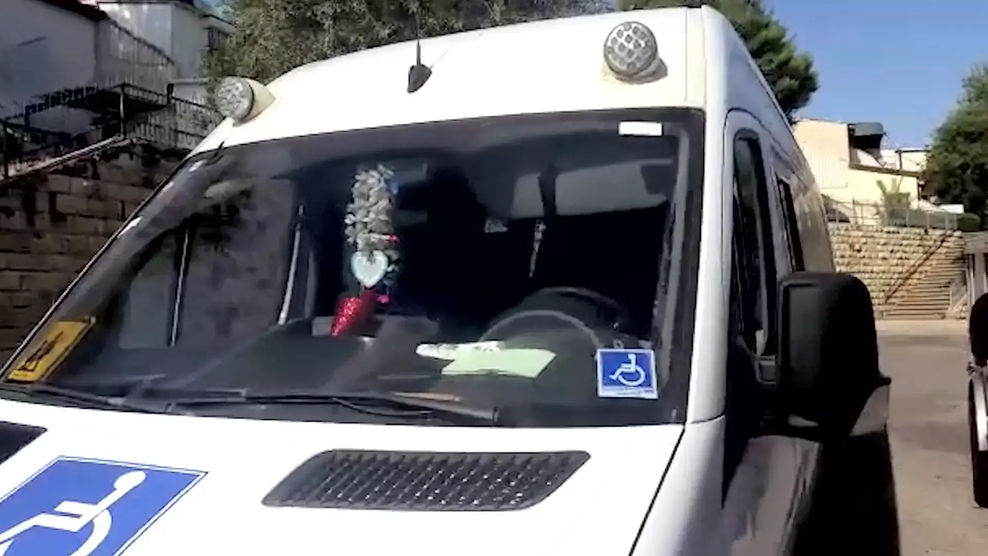 הנהג ששכח נכה ברכב הסעות: "דעתי הוסחה כי האזנתי ל'שירים ושערים'"