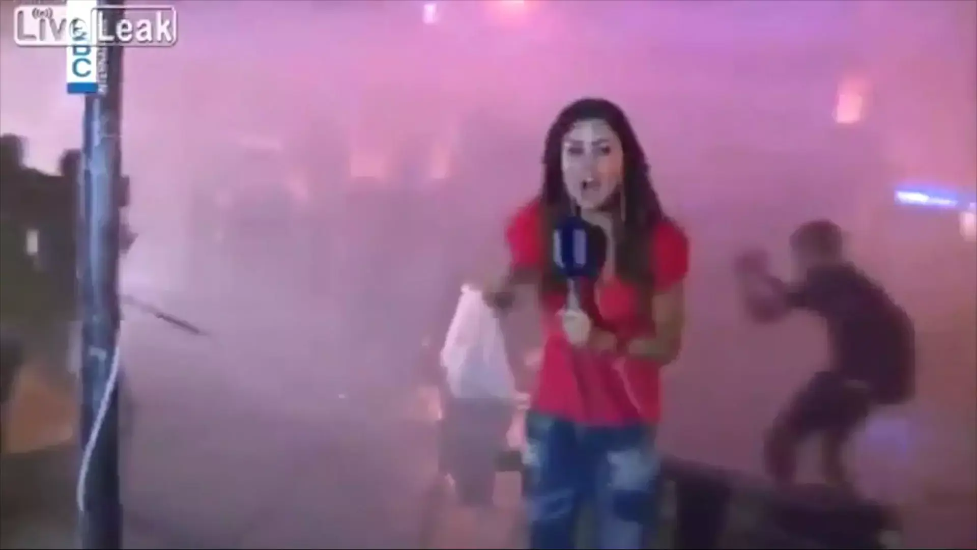 החדשות בדקה | צפו: עיתונאית הותקפה על ידי המון זועם בשידור חי