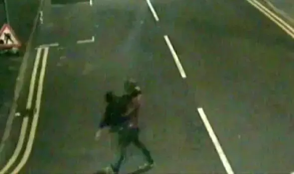 תיעוד מצמרר: אנס נושא אישה מחוסרת הכרה בדרך לאונס