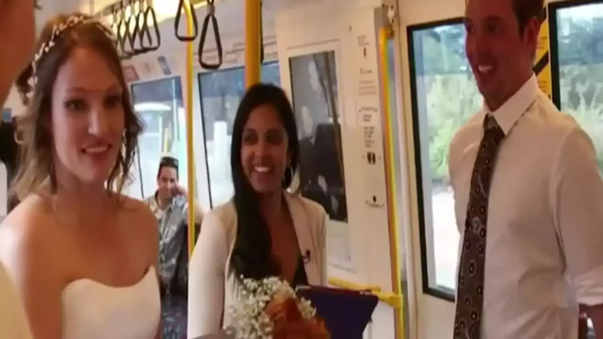 החדשות בדקה: בני זוג שחיפשו מקום מקורי  התחתנו ברכבת