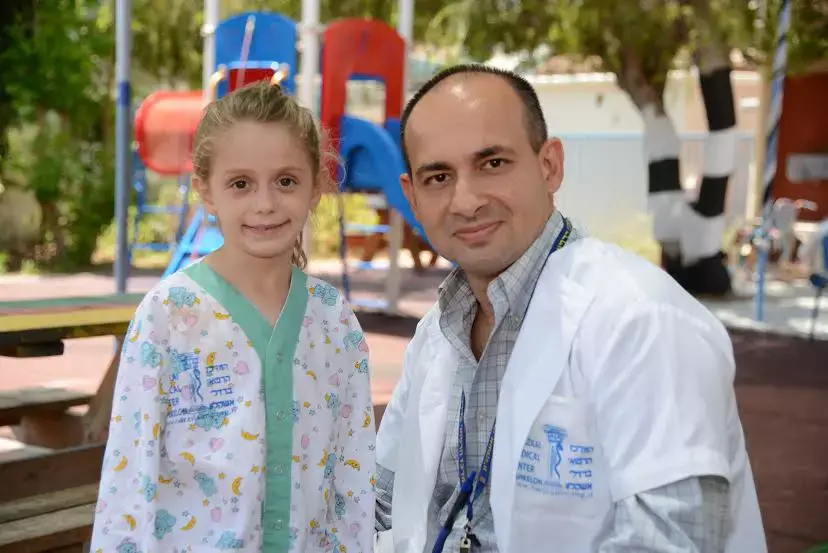 הודות לניתוח נדיר: בת שבע שנפלה בפיר המדרגות ניצלה משיתוק