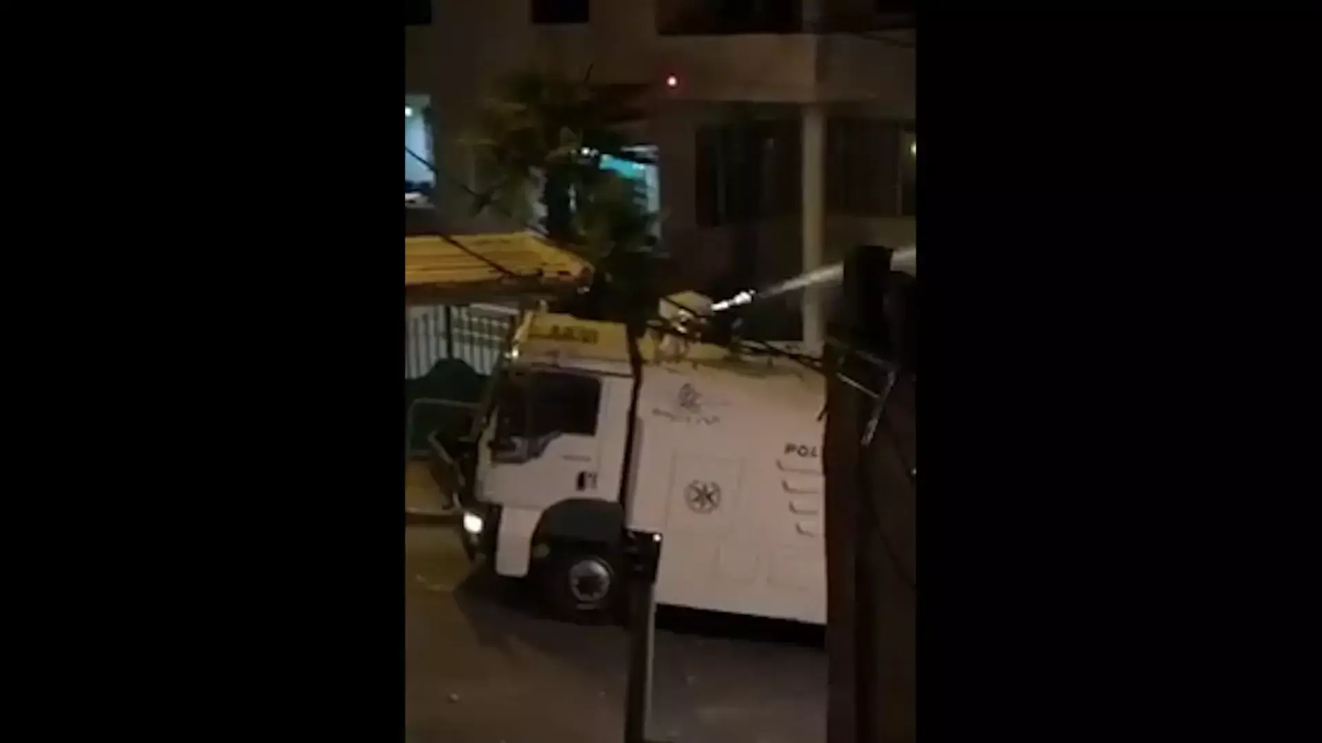 תיעוד: רכב משטרה משפריץ נוזל מסריח לבתים בירושלים - ללא סיבה