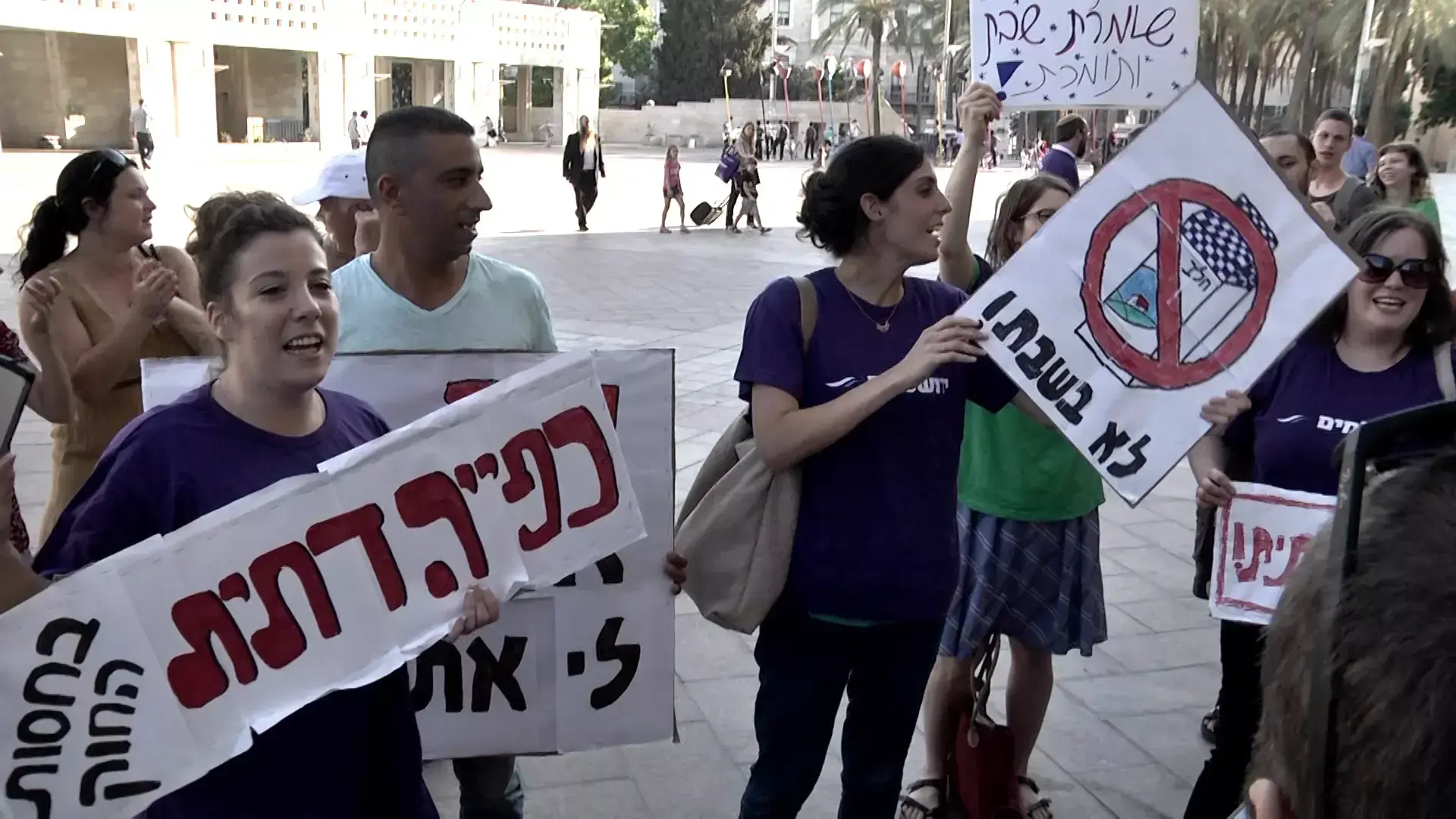 צפו: בעלי מרכולים התפרצו לעבר ברקת והוצאו מישיבת המועצה