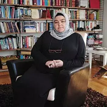 לראשונה בטורקיה: אישה חובשת חיג'אב מונתה לשרה