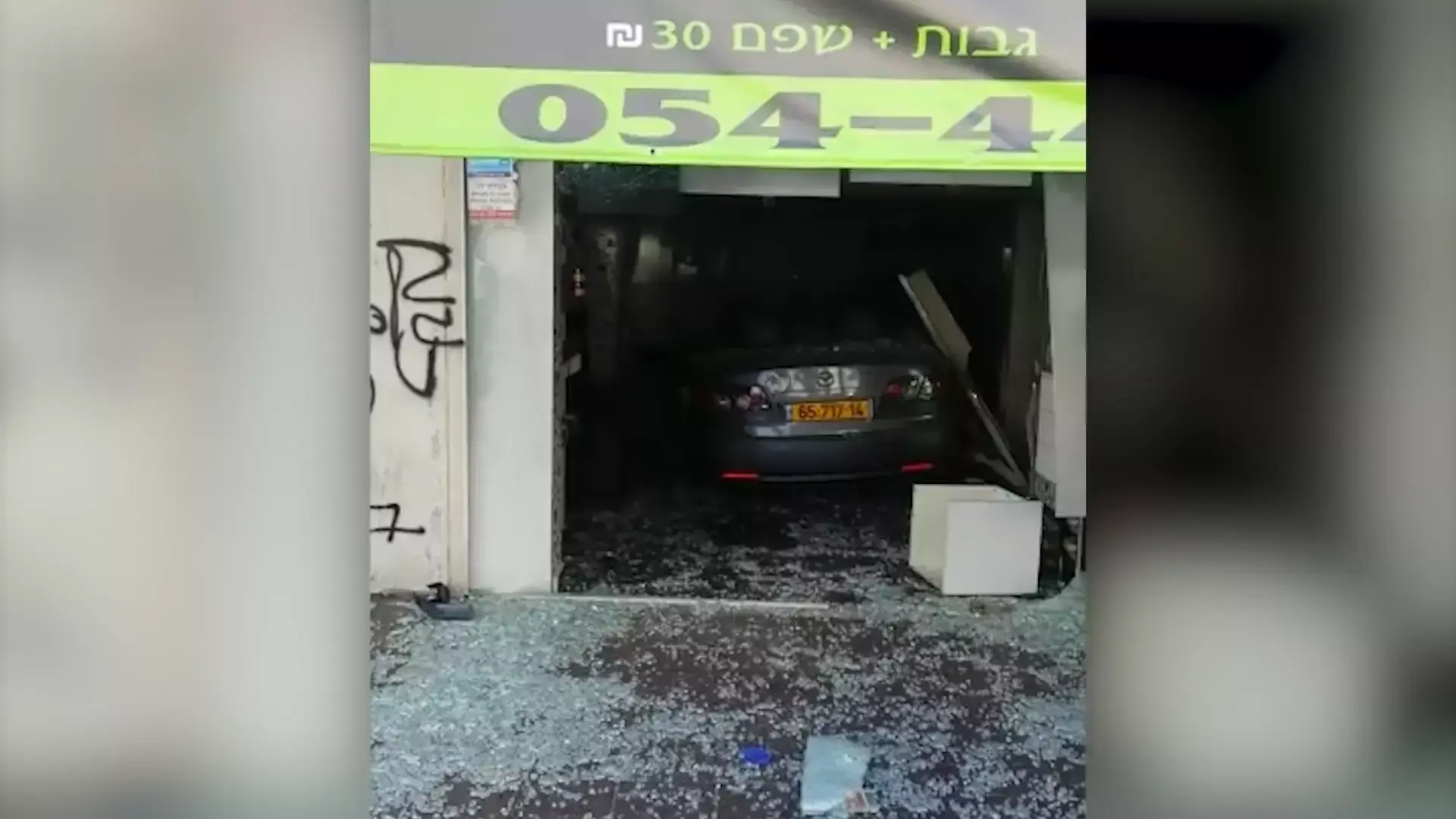 הנהג איבד שליטה - ונסע לתוך מספרה בבני ברק: "הוא ריסק הכול"