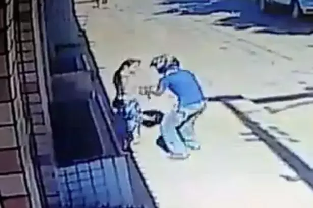 צפו: שודד חטף לאישה את הטלפון מהיד ולא צפה את התגובה שלה