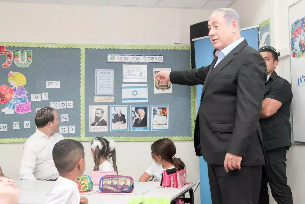 כיתה ללא מחנות: מדוע תמונות הפוליטיקאים צריכות להישאר מחוץ לבית הספר