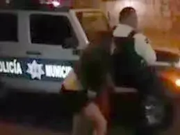 שוטר הסתבך כי צולם נותן לצעירה בלבוש מינימלי לערוך עליו חיפוש גופני