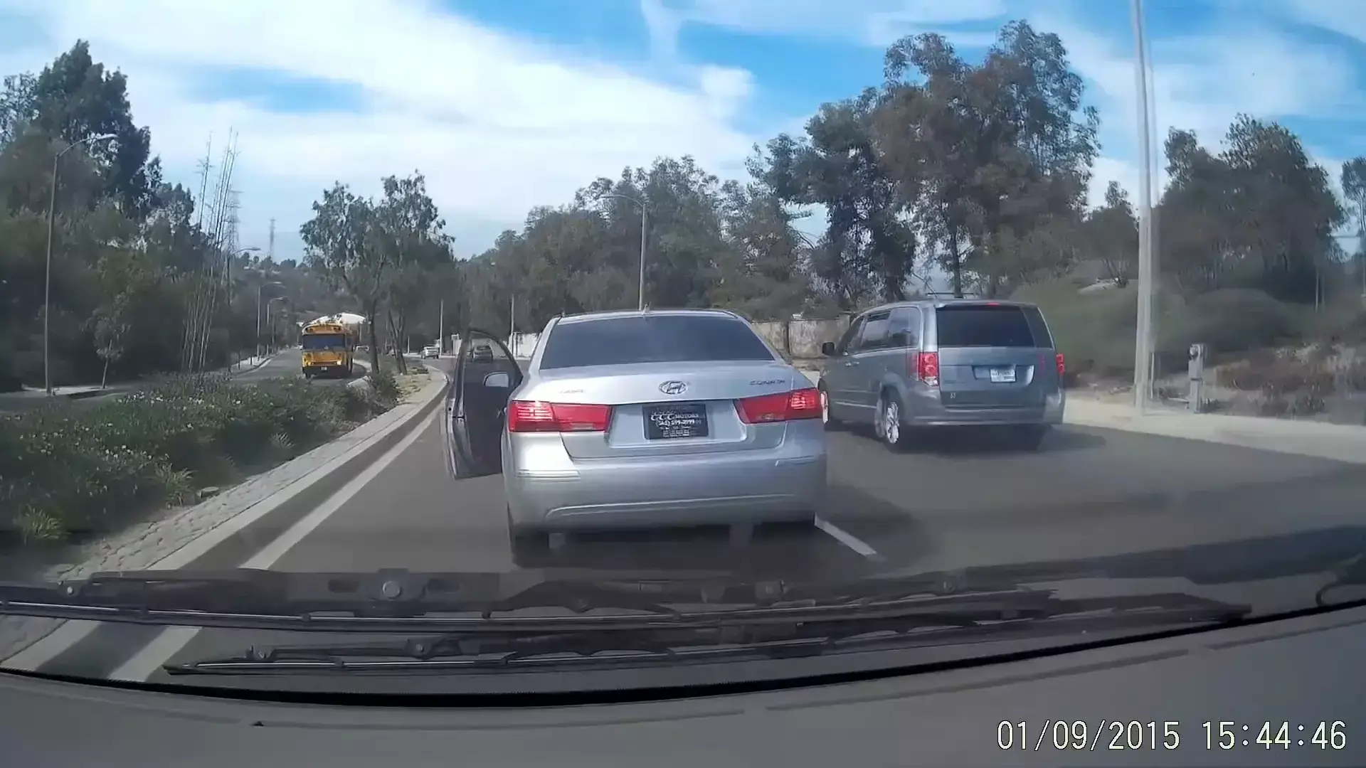החדשות בדקה: תאונת דרכים מוזרה תועדה בקליפורניה