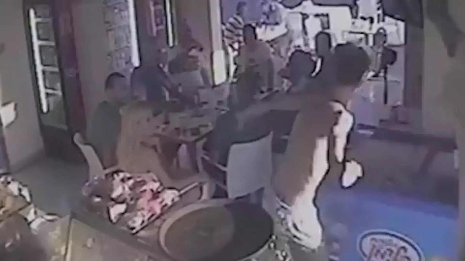 תיעוד: צעיר לעג לאדם שיכור - והותקף בבית קפה באשדוד