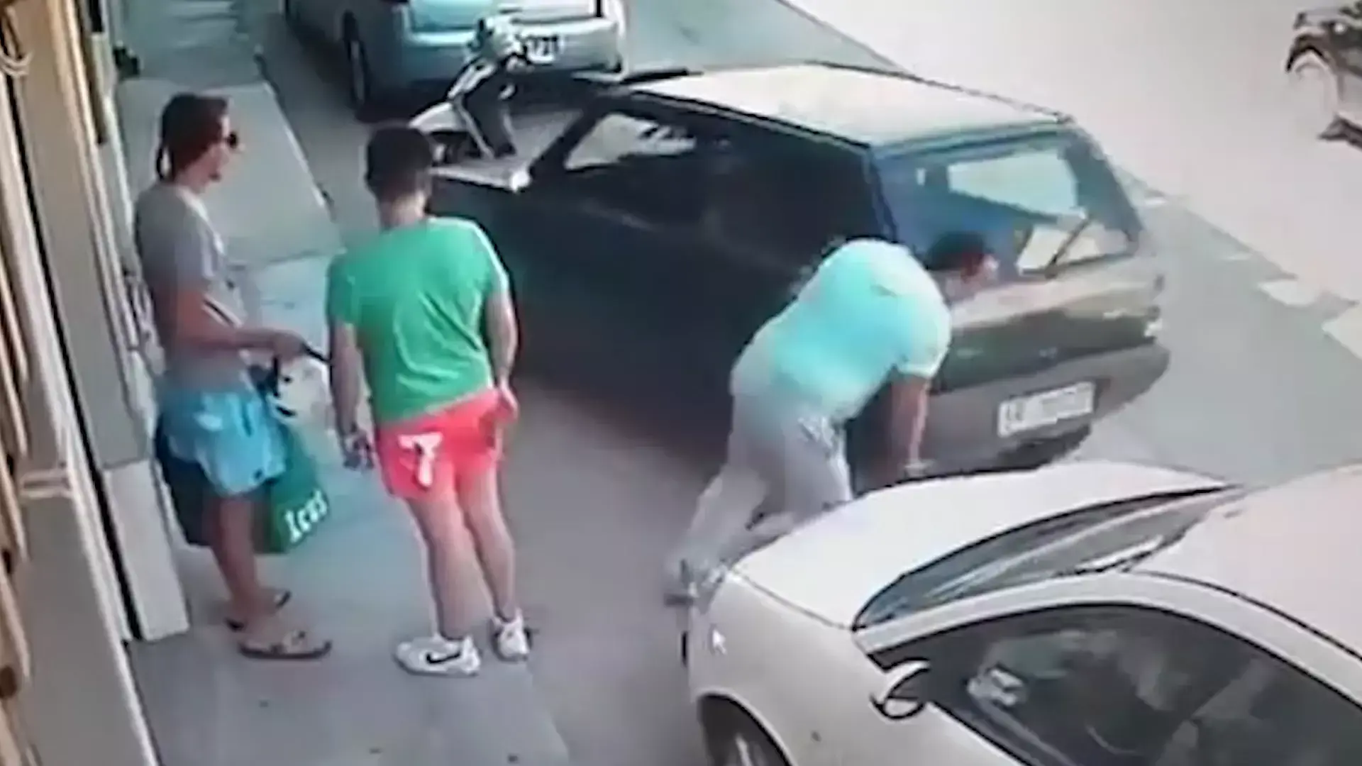 החדשות בדקה: האיש שמצא פתרון מקורי ליציאה מחניה צפופה
