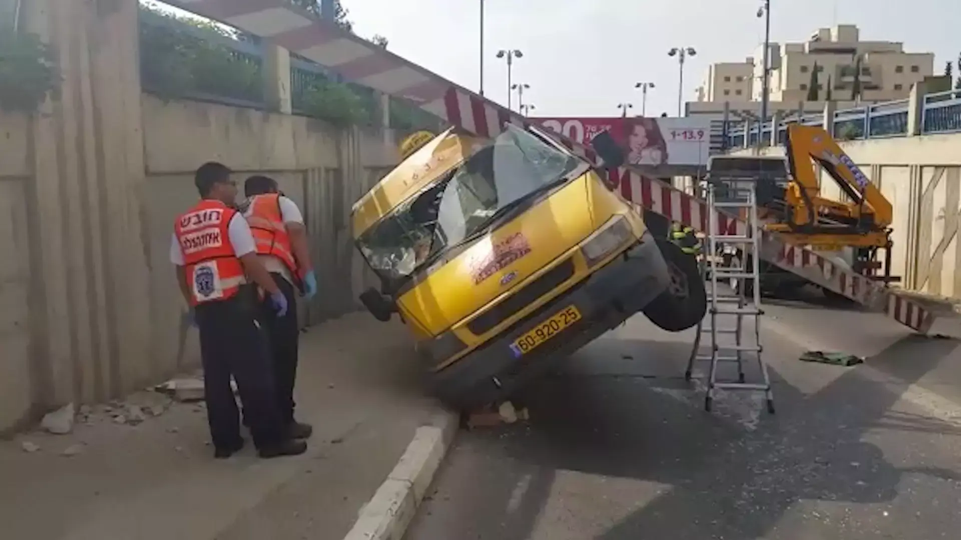 קורה קרסה על מונית שירות בקריית מוצקין - שישה ניצלו בנס