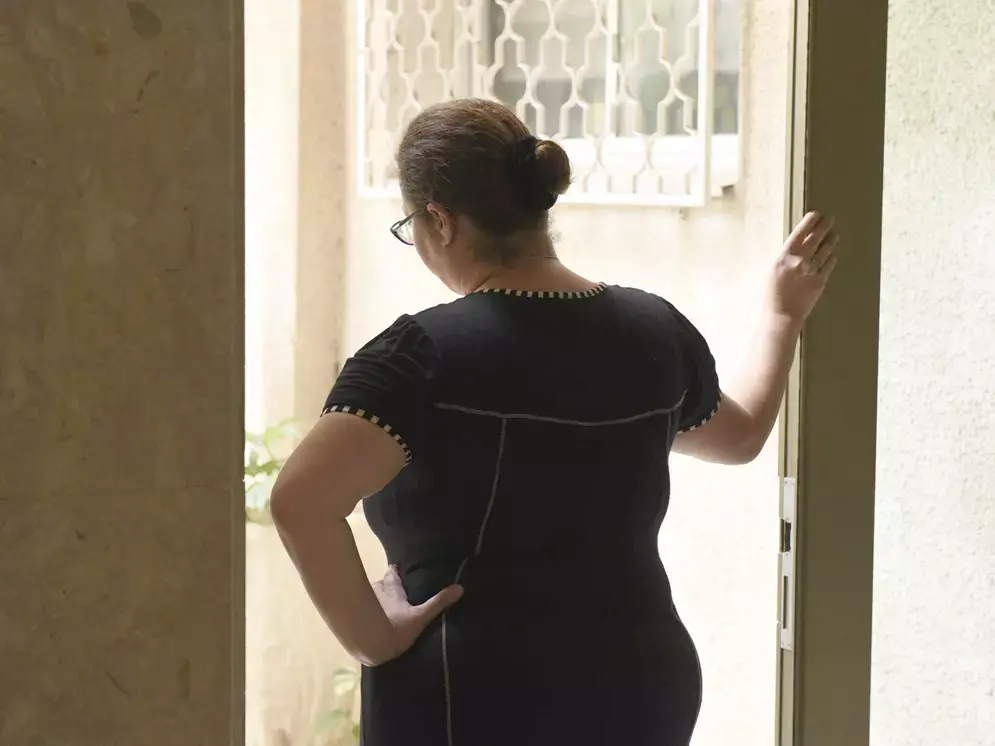"חרב עליי עולמי": בת חמש נמסרת לאימוץ, אחותה נשארת עם אמה