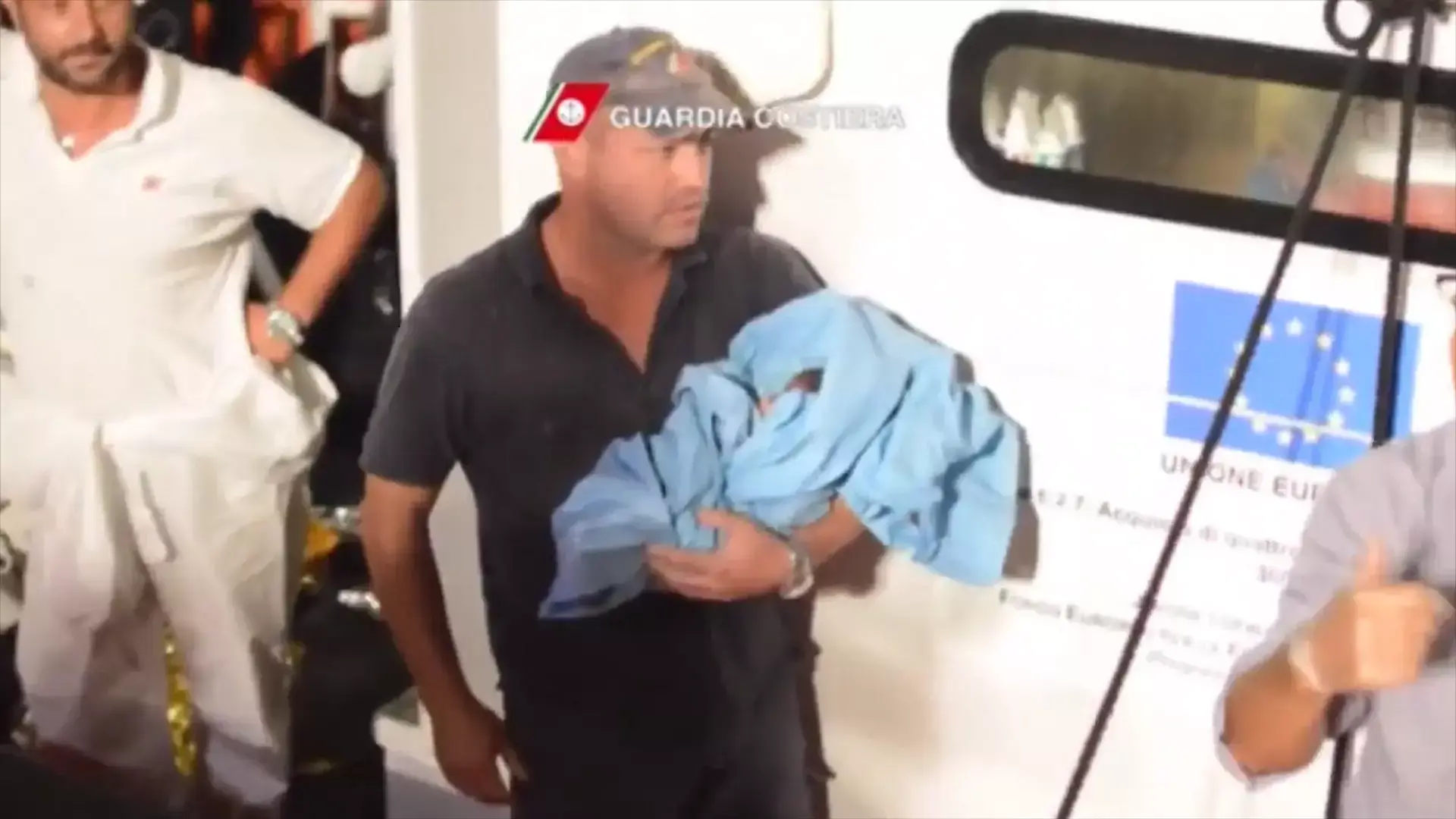 החדשות בדקה: ילדה תינוק דקות לאחר שחולצה מספינת מהגרים