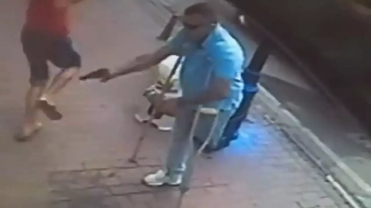 מה קרה כשמתנקש בלי רגל ניסה לירות על חנות? צפו בקרב הביזארי