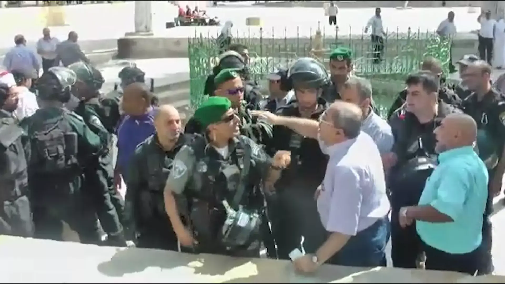 "כהניסטים, החוצה": עימותים בין שוטרים לח"כים ערבים בהר הבית