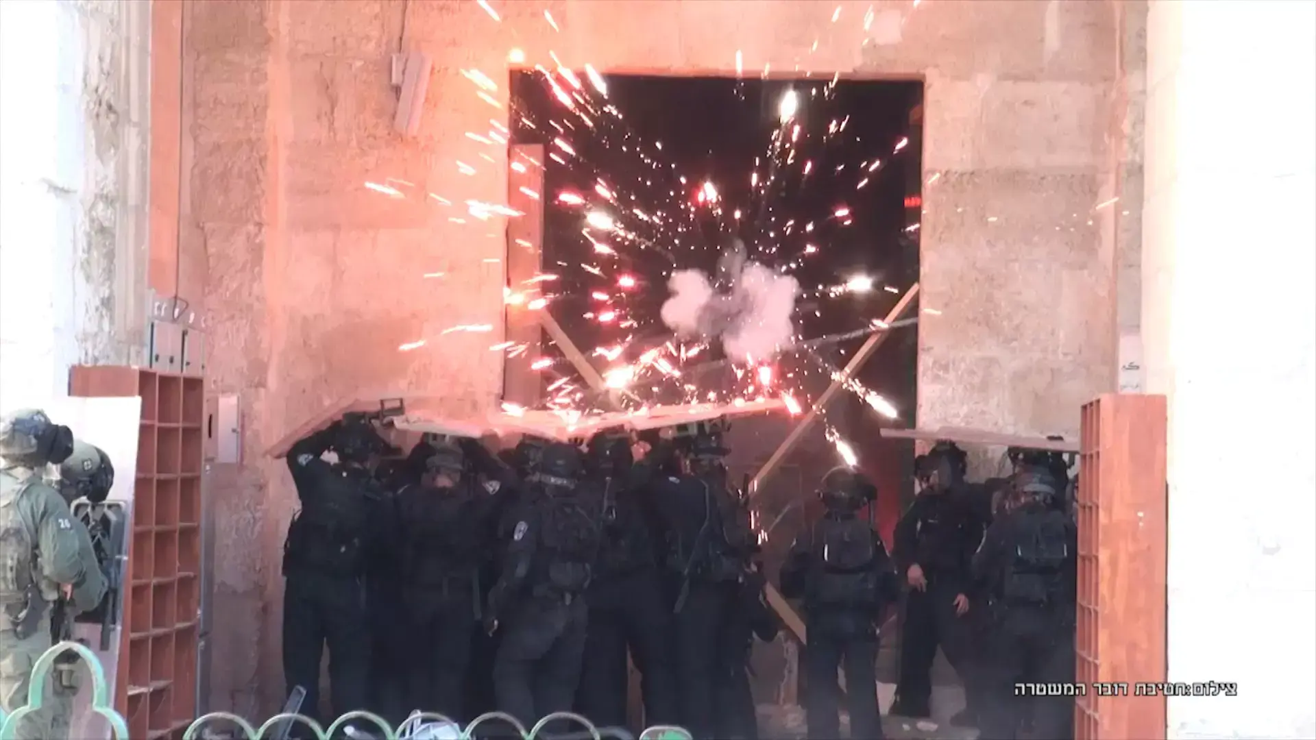 עימותים בין המשטרה למתפללים בהר הבית; שוטרים פרצו למתחם