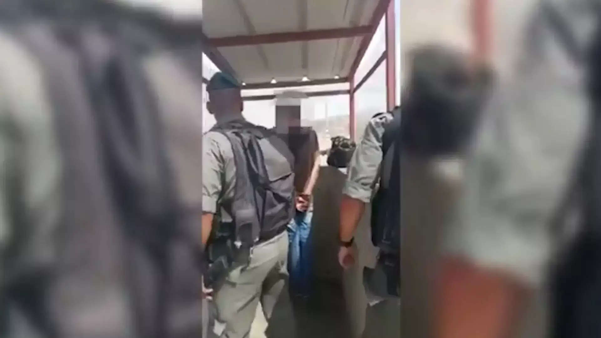 סוכל פיגוע בצומת תפוח: שוטרי מג"ב עצרו מחבל ששלף סכין ממכנסיו