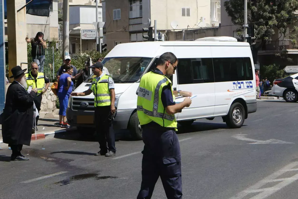 "לכוד מתחת לרכב הסעות": ילד בן שבע נהרג בתאונה בחיפה