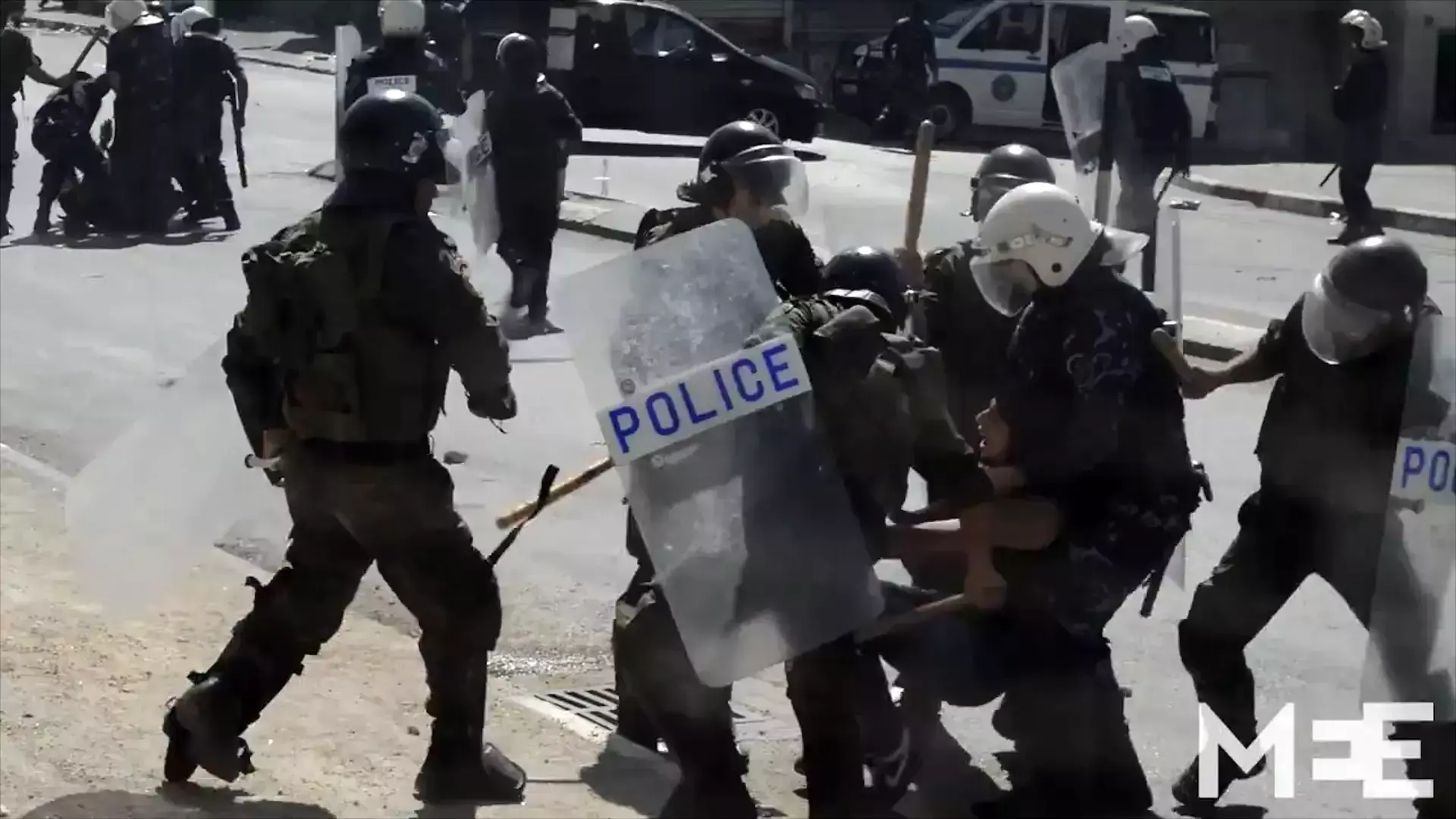 "בוגדים": שוטרים פלסטינים הכו נער בהפגנה למען מסגד אל-אקצא