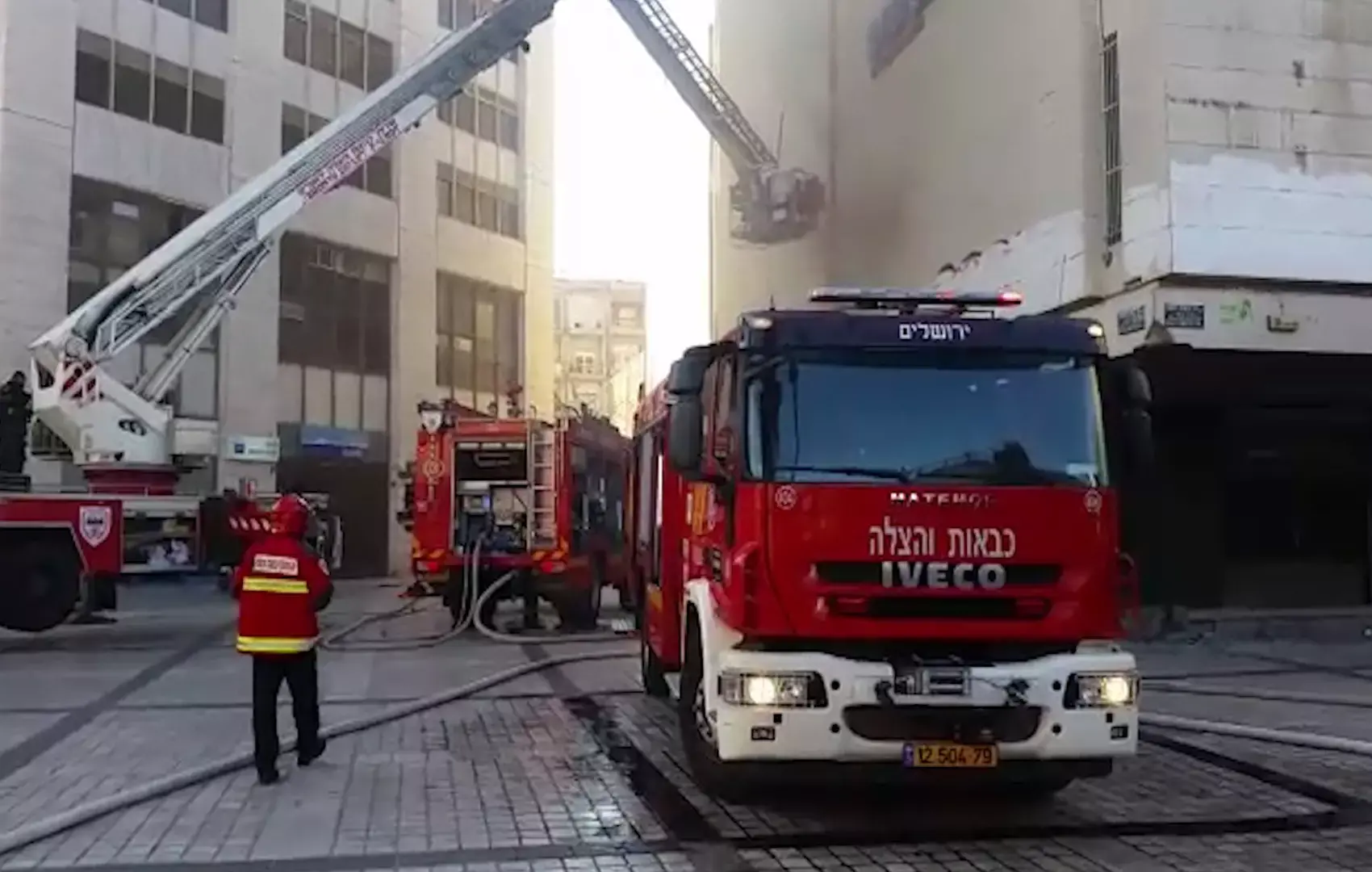 כובתה השריפה שפרצה במרכז ירושלים; שני כבאים נפגעו קל