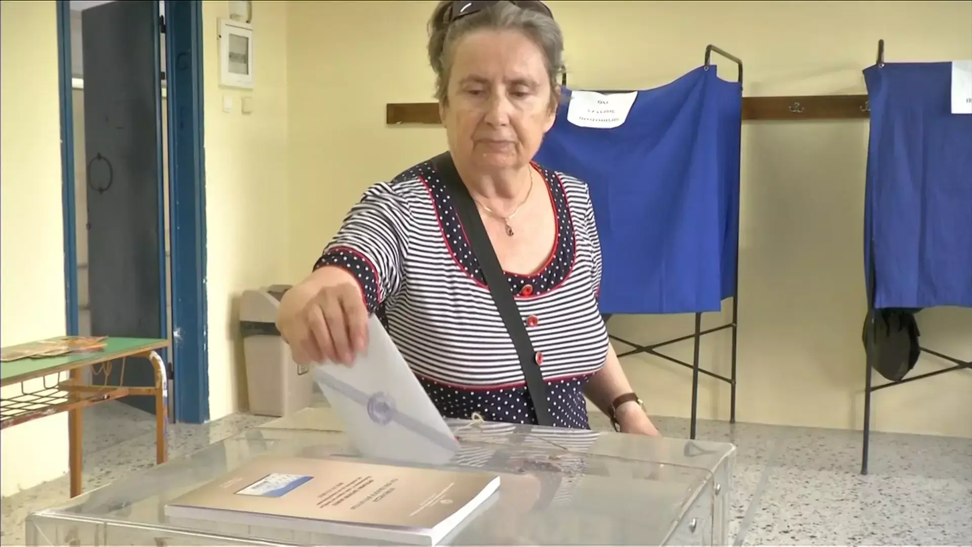 אחרי תשעה חודשים סוערים - היוונים לא נוהרים לקלפיות