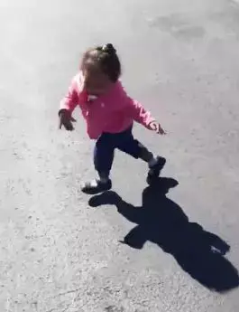 ויראלי: צפו בילדה שמפחדת מהצל של עצמה, מאוד