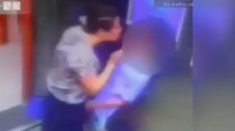 תיעוד מטריד: אישה מבוגרת כופה את עצמה על נער במעלית
