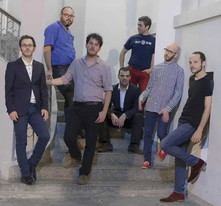 מן אוף נורת' קאנטרי ונועה ארגוב שרים "אדוני השופט". האזינו