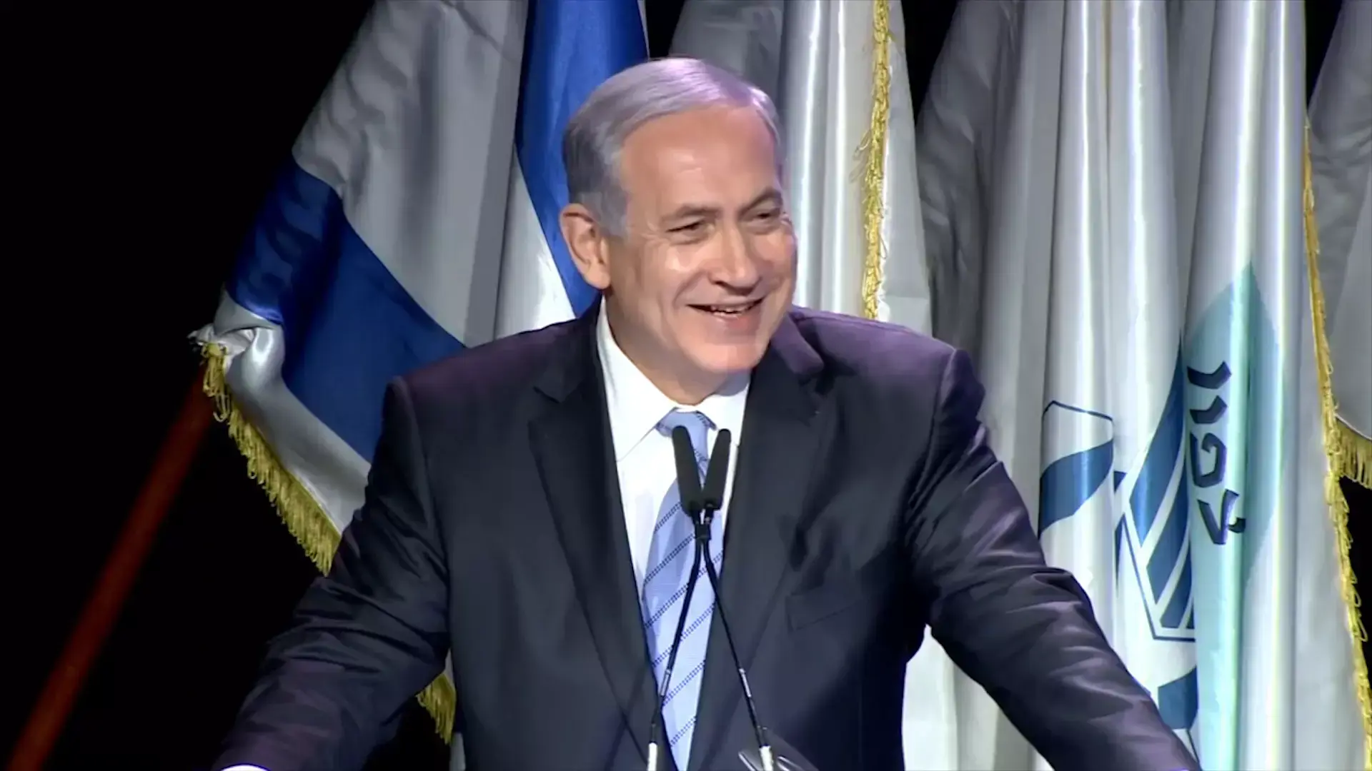 זמר של שני שירים: צפו בבנימין נתניהו שר "מתוק כשמרלי"