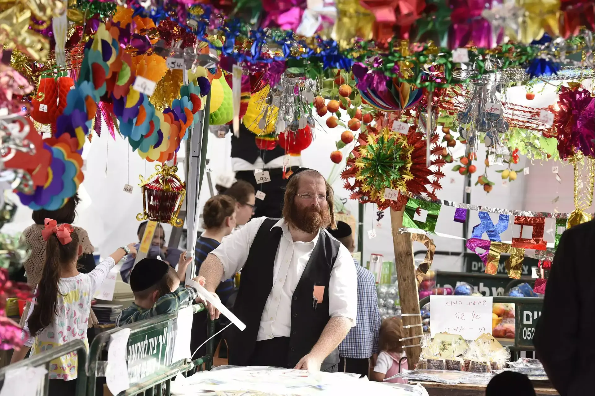 רובי ריבלין בונה סוכה: ההכנות לחג בתמונות